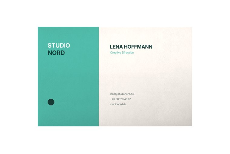 Fotorealistisches Beispiel für ein modernes geteiltes Visitenkartenlayout