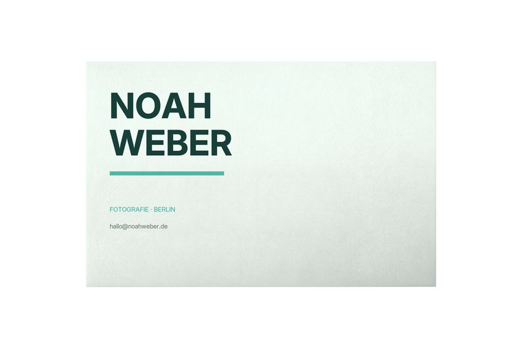 Fotorealistisches Beispiel für ein typografisches Visitenkartenlayout