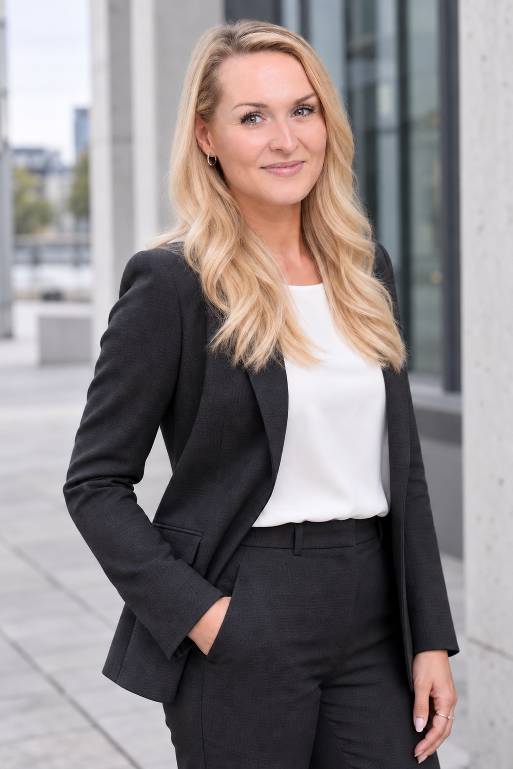 Charleen Rohlff in moderner Berliner Architektur