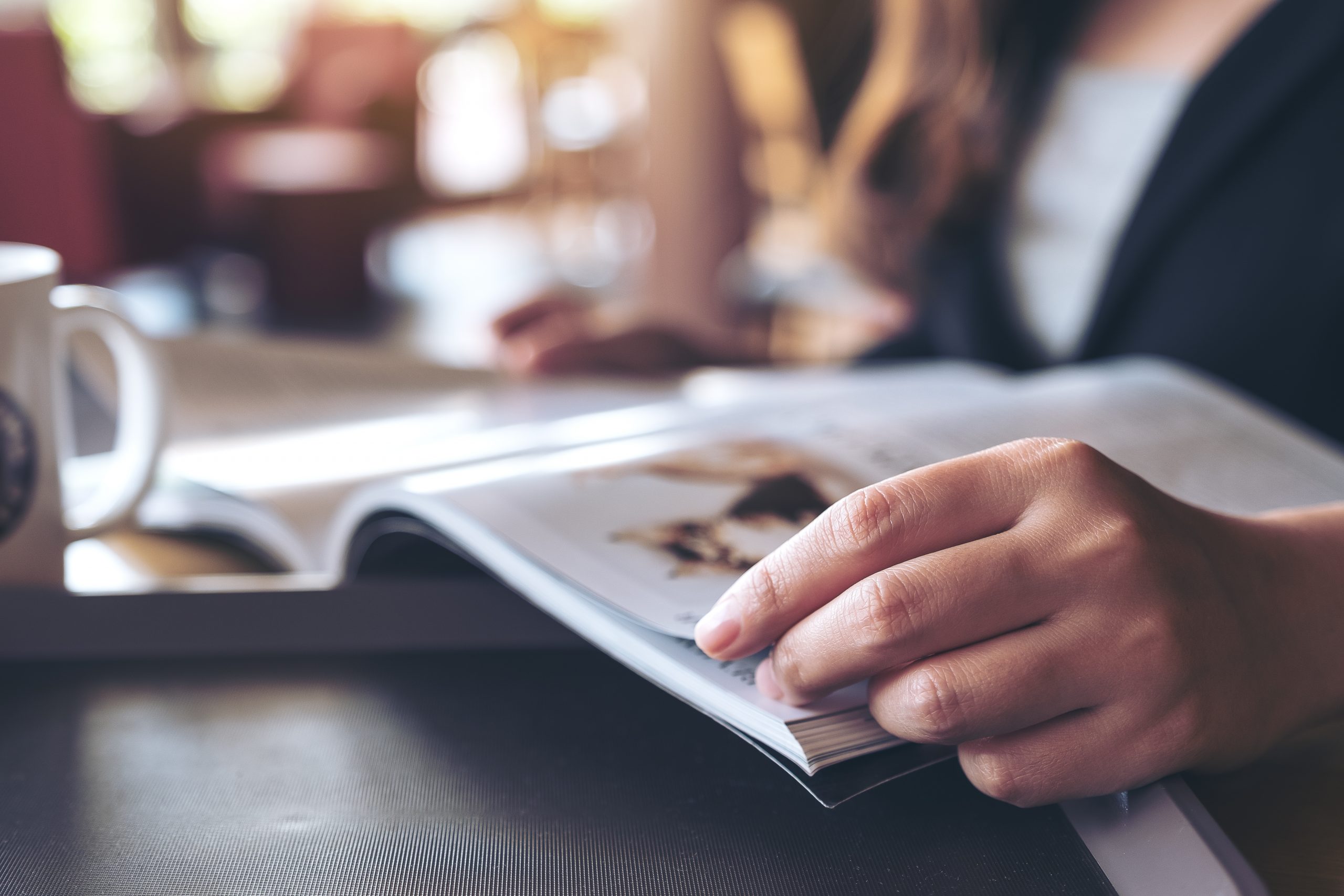business-woman-reading-a-book_Jahrbuch - Erinnerungen schaffen